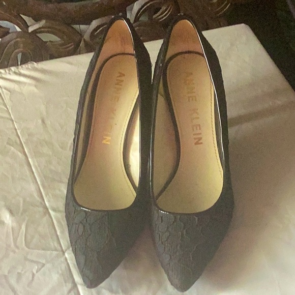 Classic Black zipper back Lace pump by Anne Kline.  Perfect for office - Picture 1 of 6